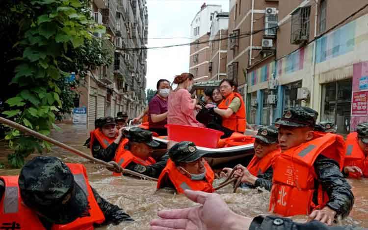 Arsip - Polisi paramiliter mengevakuasi penduduk yang terdampak banjir di kota Hedian, Suizhou, provinsi Hubei, China, Agustus 2021. (ANTARA/cnsphoto via Reuters)