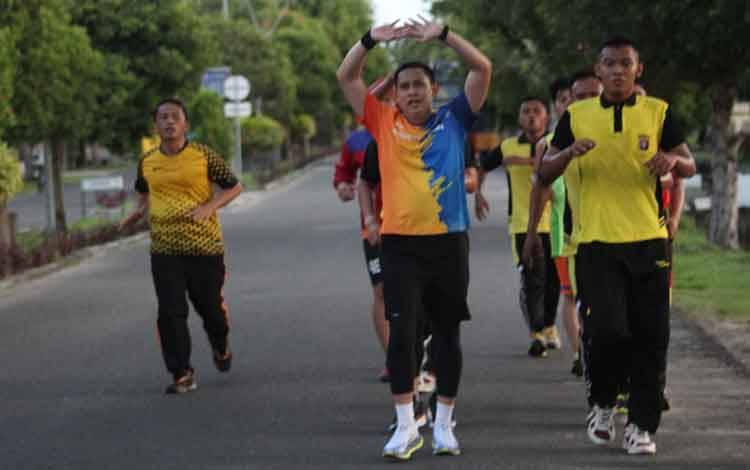 Kapolres Seruyan AKBP Bayu Wicaksono, saat olahraga bersama anggotanya.