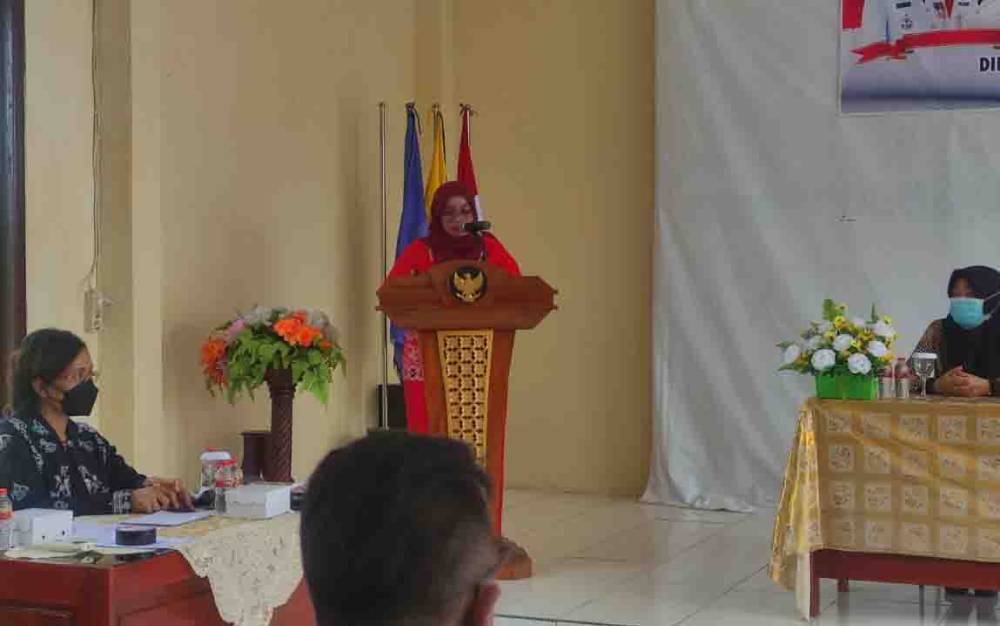 Wakil Bupati Kotim, Irawati menyampaikan sambutan pada kegiatan uji publik Raperda tentang pengelolaan kearsipan