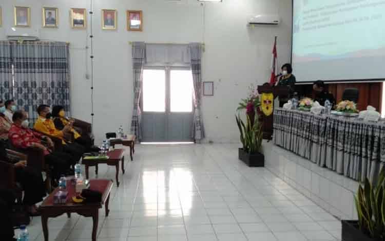 Wakil Bupati Gumas, Efrensia L.P Umbing saat membuka rakordal, Jumat, 8 Oktober 2021.