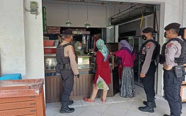 Satuan Sabhara Polres Seruyan, menggelar patroli dengan sasaran toko emas di Kuala Pembuang