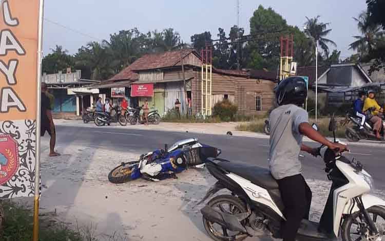 Motor tergeletak usai terlibat kecelakaan di Jalan Ahmad Yani, SP4 Desa Pandu Senjaya