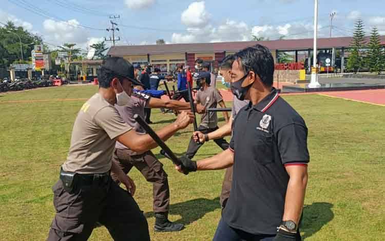 Personel Satbinmas Polres Kapuas memberikan pelatihan beladiri kepada para Satpam, Jumat 8 Oktober 2021
