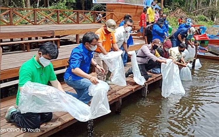 Restocking 60 ribu benih ikan di Sungai Sarapat dan Embung Sirau, Jumat 8 Oktober 2021.