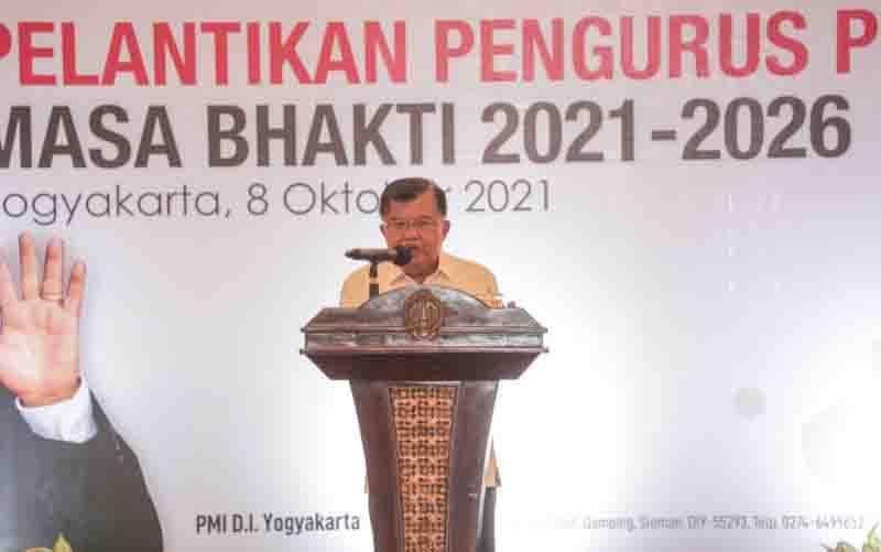 Ketua Umum PMI M. Jusuf Kalla memberikan sambutan dalam acara pelantikan Pengurus PMI DIY masa bakti 2021-2026 di Bangsal Kepatihan Yogyakarta, Jumat malam. (foto : ANTARA/HO-Pemda DIY)