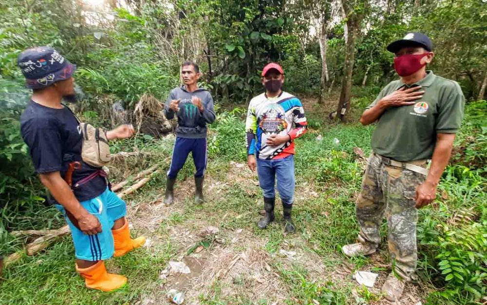 Komandan BKSDA Pos Jaga Sampit, Muriansyah, bersama warga setempat memantau keberadaan orangutan di Bapanggang Raya,Jumat, 8 Oktober 2021.