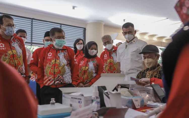 Ketua Umum PMI Jusuf Kalla meninjau pelaksanaan vaksinasi COVID-19 dalam rangka dua juta vaksinasi bagi Indonesia sehat di Gedung Kaca Kabupaten Sleman, Sabtu 9 Oktober 2021
