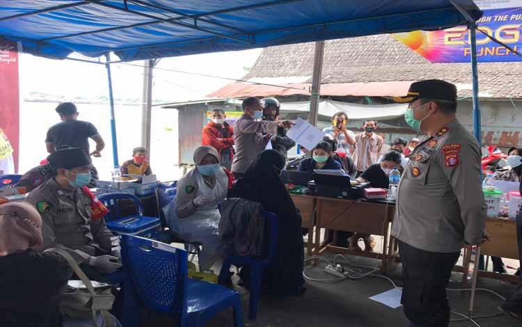 Kapolres Kapuas AKBP Manang Soebeti meninjau pelaksanaan vaksinasi covid-19 di feri penyeberangan Jalan Mawar, Kuala Kapuas, Sabtu 9 Oktober 2021