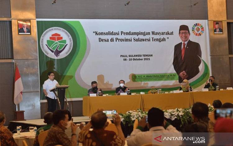Mendes PDTT, Abdul Halim Iskandar memberikan arahan pada acara Konsolidasi Pendampingan Masyarakat Desa di Palu, Sulawesi Tengah, Sabtu (9/10/2021). (ANTARA/HO-Kemendes PDTT)