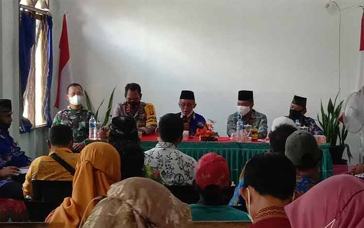 Ketua LPTQ Kapuas, KH Muchtar Ruslan memimpin rapat perdana persiapan MTQ 2022 di Kecamatan Kapuas Kuala.