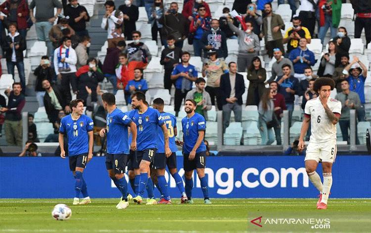 Para pemain timnas Italia merayakan gol Nicolo Barella dalam pertandingan untuk memperebutkan juara ketiga UEFA Nations League melawan Belgia di Allianz Stadium, Turin, Italia pada 10 Oktober 2021. ANTARA/REUTERS/MASSIMO PINCA