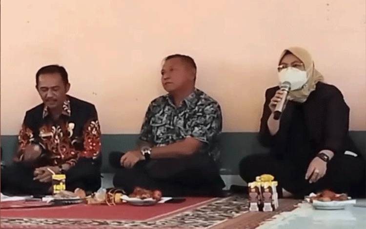 Wakil Ketua DPRD Kotawaringin Timur, H Rudianur (tengah) saat reses bersama anggota DPRD Kotim lainnya.