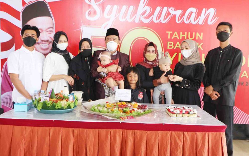 Bupati Seruyan Yulhaidir merayakan hari ulang tahunnya bersama keluarga.