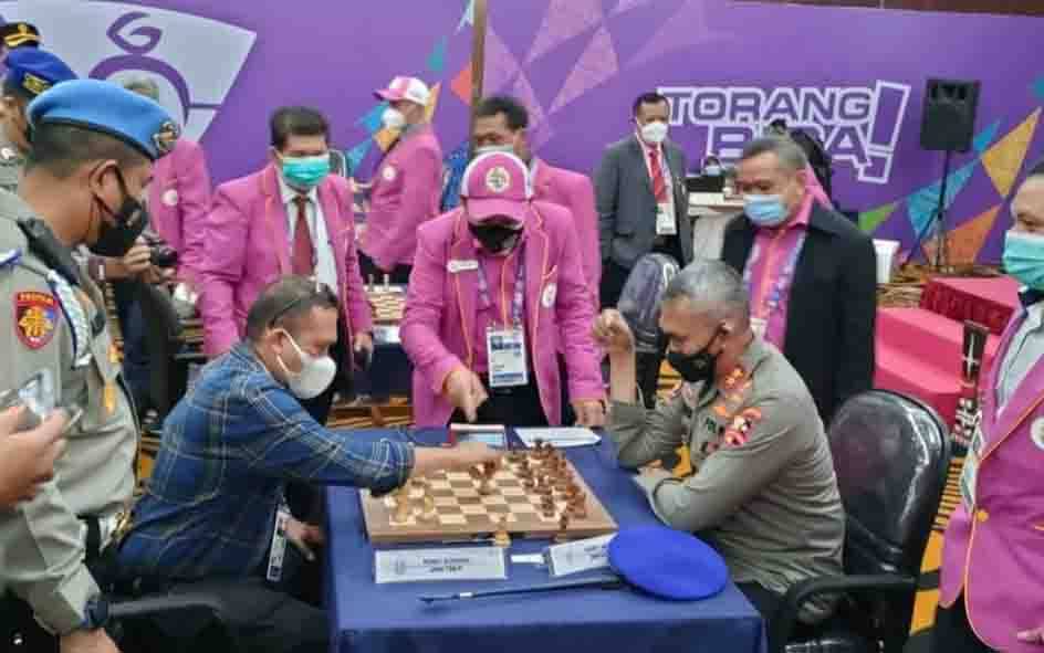 Anggota Komisi B DPRD Kota Palangka Raya, Khemal Nasery bermain catur dengan Kakorpolairud Irjen Pol Verdianto Bitticaca pada momen PON XX
