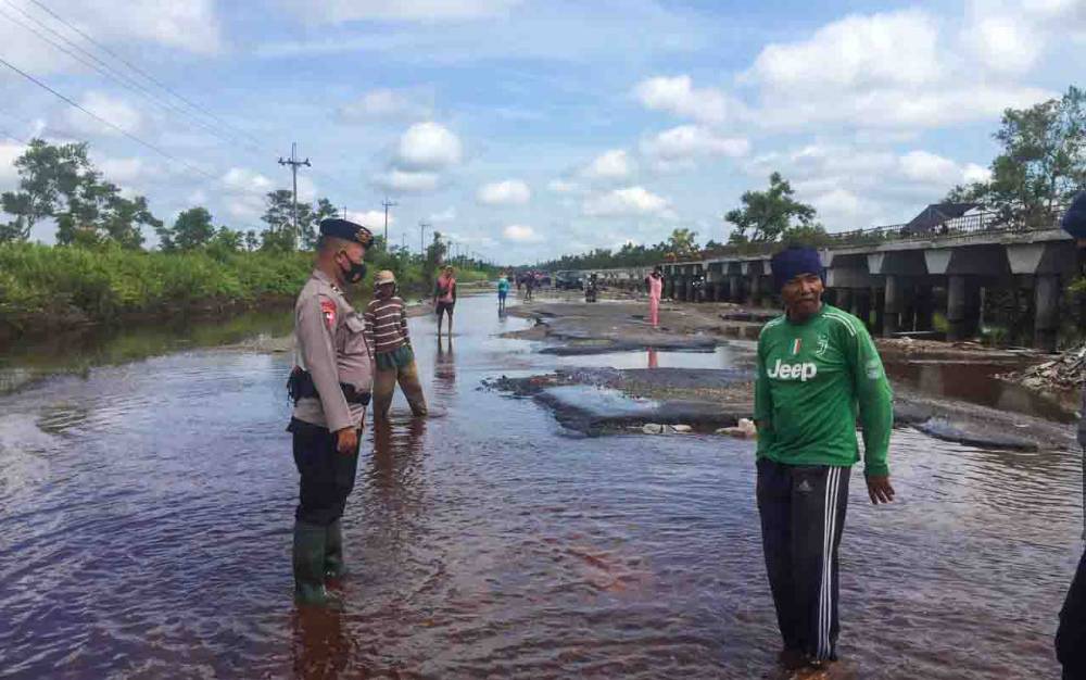 Situasi ruas Jalan di Desa Penda Barania, Bukit Rawi Kecamatan Kahayan Tengah Kabupaten Pulang Pisau sebagian titik terendam banjir