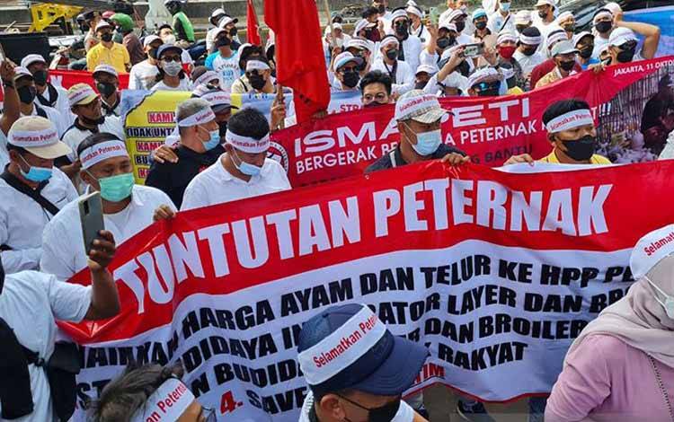 Massa dari mahasiswa dan peternak menggelar aksi damai di depan Kantor Japfa Comfeed Indonesia, MT Haryono, Jakarta Selatan, Senin (11/10/2021)