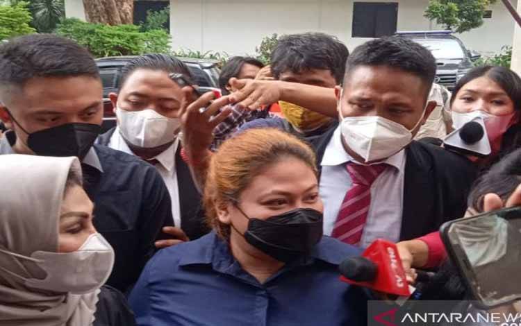 Olivia Nathania (tengah) penuhi panggilan penyidik Polda Metro Jaya untuk dimintai klarifikasi terkait laporan dugaan penipuan bermodus rekrutmen calon pegawai negeri sipil, Senin (11/10/2021)