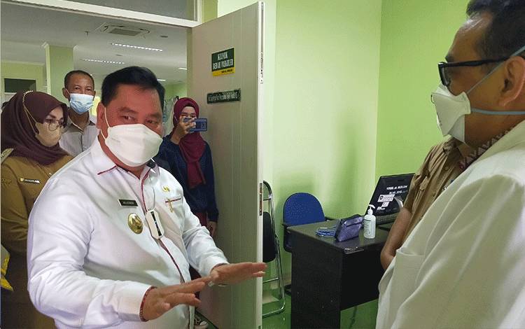 Bupati Kotim Halikinnor saat mengunjungi Rumah Sakit Umum Daerah (RSUD) dr Murjani Sampit.