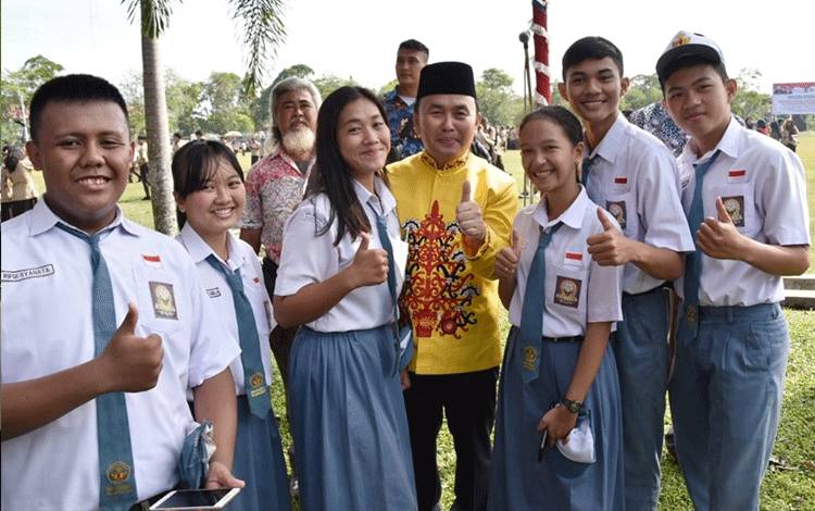 Gubernur Kalimantan Tengah (Kalteng), Sugianto Sabran saat bersama peserta didik sebelum pandemi Covid-19.