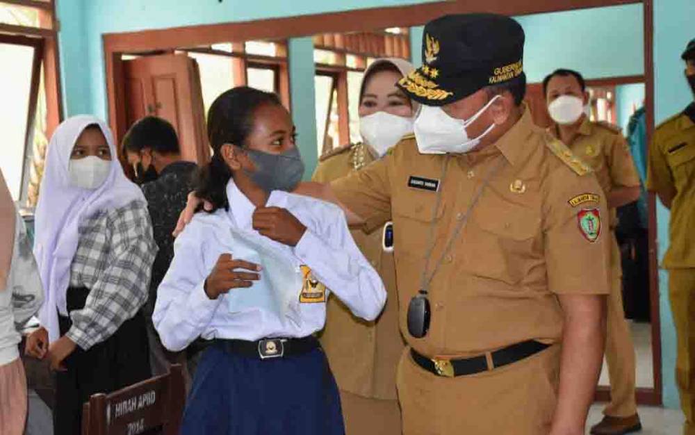 Gubernur Kalimantan Tengah (Kalteng), Sugianto Sabran saat memantau vaksinasi pelajar.