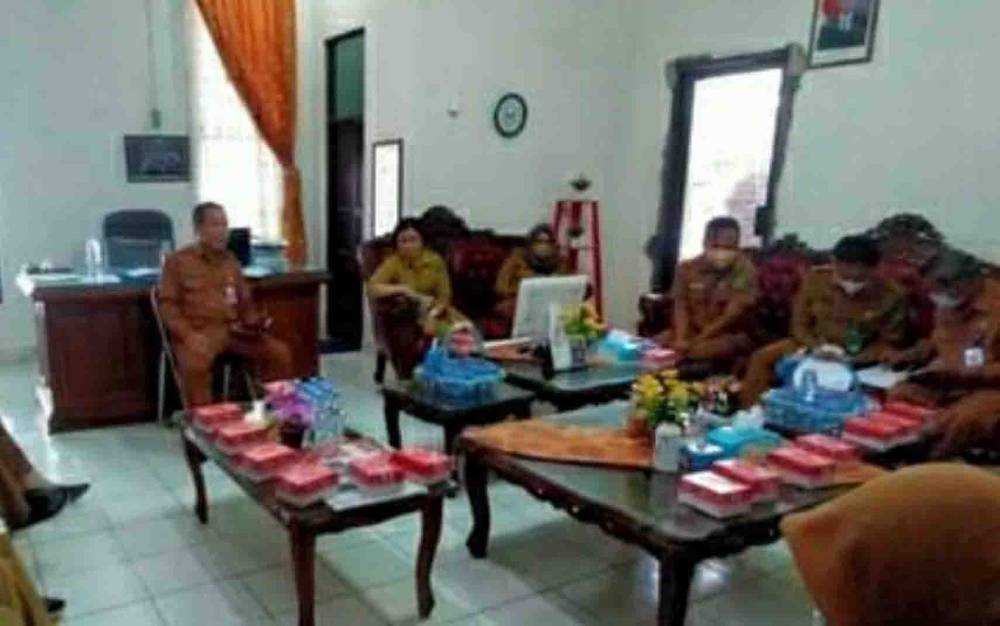 Plt Kepala Dinas Dukcapil Kapuas, Sipie S Bungai saat memimpin rapat internal persiapan susun Renja 2022.