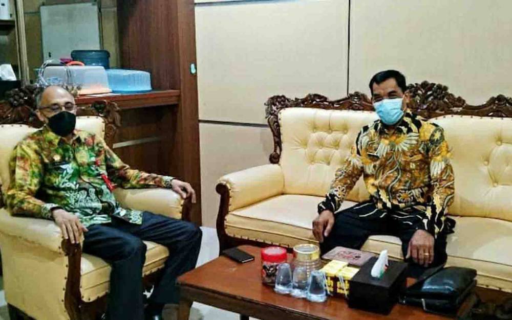 Plt Sekretaris DPRD Kabupaten Kapuas, Yunabut (kanan) saat melakukan kaji banding ke Sekretariat DPRD Banjar terkait tupoksi.
