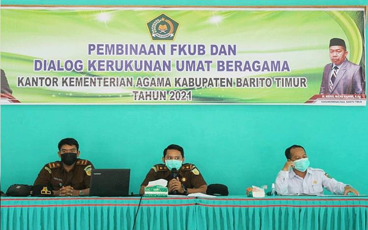 Kasi Intel Kejaksaan Negeri Barito Timur, Angga Saputra (tengah) saat menjadi pemateri dalam kegiatan pembinaan FKUB dan dialog kerukunan umat beragama.
