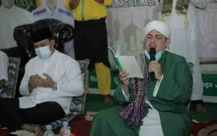 Bupati Hendra Lesmana duduk berdampingan dengan Al Habib Muhammad Syafiq Bin Ali Ridho Bin Syeh Abu Bakar Bin Salim saat peringatan maulid Nabi, Selasa, 12 Oktober 2021.