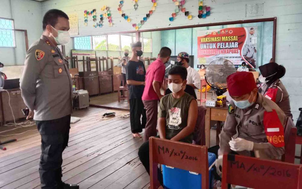 Kapolres Kapuas, AKBP Manang Soebeti saat memantau pelaksanaan vaksinasi covid-19 di Ponpes Al-Amin, Kecamatan Pulau Petak pada Rabu, 13 Oktober 2021.