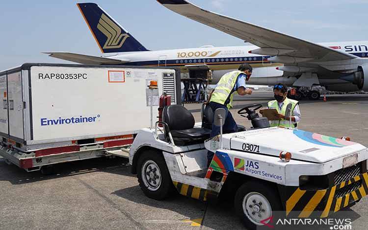 Petugas membongkar muatan kargo vaksin AstraZeneca Tahap ke-73, saat tiba di Bandara Soekarno Hatta, Tangerang, Banten, Selasa (22/9/2021)