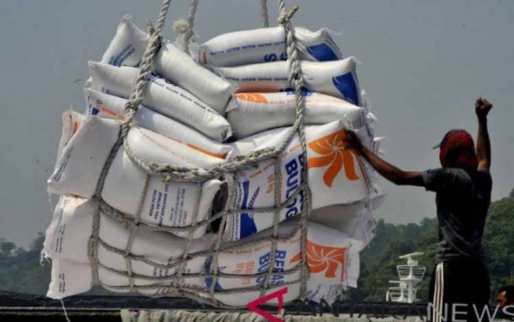 ILUSTRASI: Pekerja menurunkan beras impor asal Vietnam dari kapal di Pelabuhan Indah Kiat, Merak, Cilegon, Banten