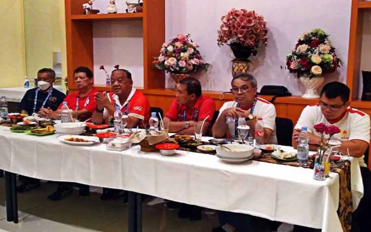 Ketua Umum KONI pusat Marciano Norman (ketiga kiri) bertemu dengan awak media untuk membahas gelaran PON XX Papua 2021 di restoran Garpu Sendok, Jayapura, Rabu (13/10/2021)