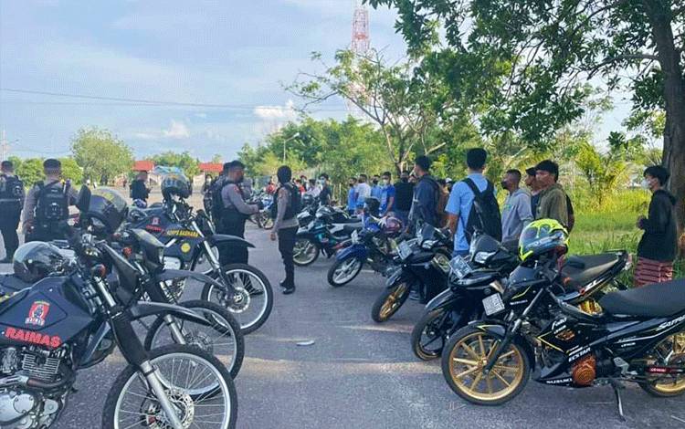 Puluhan remaja beserta sepeda motor diamankan polisi karena diduga terlibat aksi balapan liar.