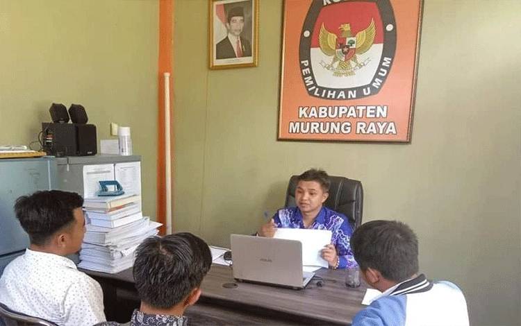 Ketua KPU Mura, Sanjaya saat menjelaskan penambahan DPT Kabupaten Mura.