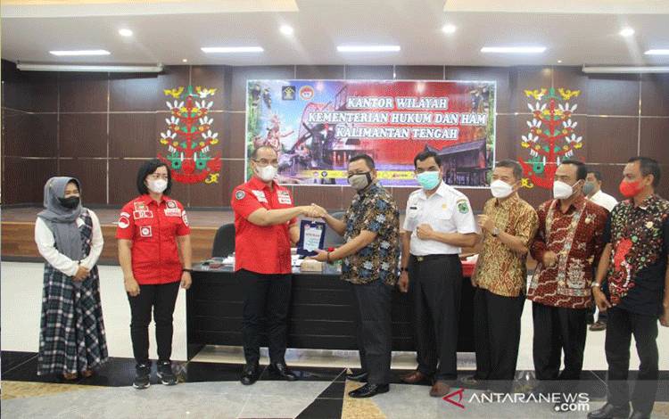 Kakanwil Kemenkumham Kalteng Ilham Djaya (tiga kanan) saat menerima kunjungan rombongan DPRD Kabupaten Kapuas di Kantor Kanwil Kemenkumham Kalimantan Tengah di Palangka Raya, Rabu (13/10/2021). (ANTARA/HO-Kanwil Kemenkumham Kalteng)