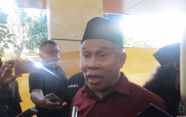 Ketua Tanfidziyah Pengurus Wilayah Nahdlatul Ulama Jawa Timur, KH Marzuki Mustamar, memberikan keterangan kepada pers, di Kediri, Jawa Timur, Rabu (13/10/2021). ANTARA/Asmaul