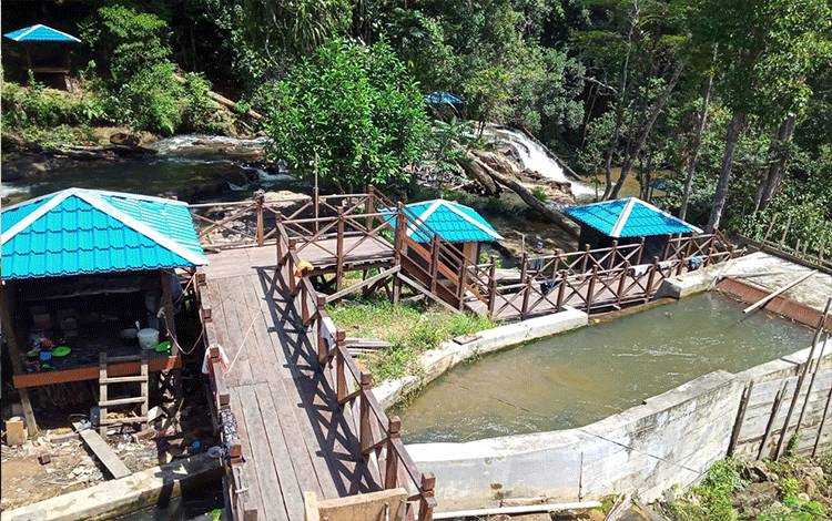 Beberapa fasilitas pendukung di bangun di sekitar objek wisata Air Terjun Sahai Gantung.