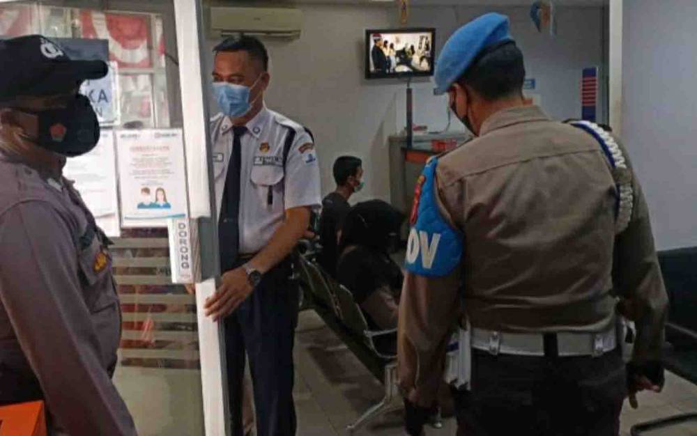 Personel Polsek Kapuas Murung saat melakukan patroli cegah gangguan kamtibmas.