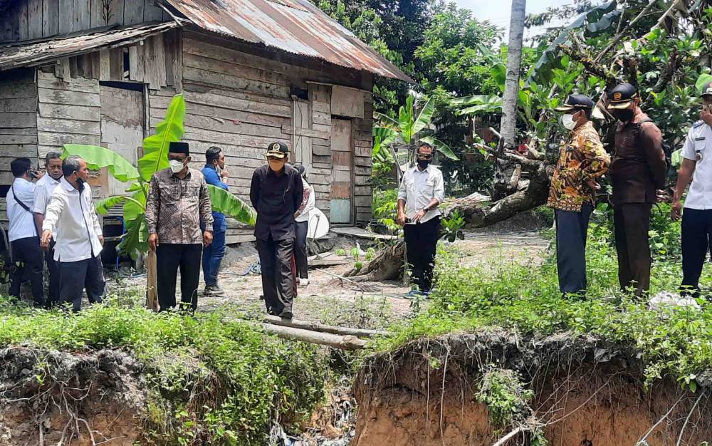 Anggota DPRD Kobar Dapil 1 saat reses dan meninjau lokasi longsor di Jalan Sudirman, RT 11, Kelurahan Sidorejo.