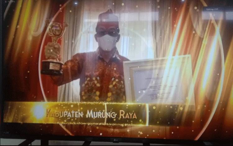 Bupati Murung Raya Perdie M Yoseph saat menerima penghargaan Anugerah Parahita Ekapraya.
