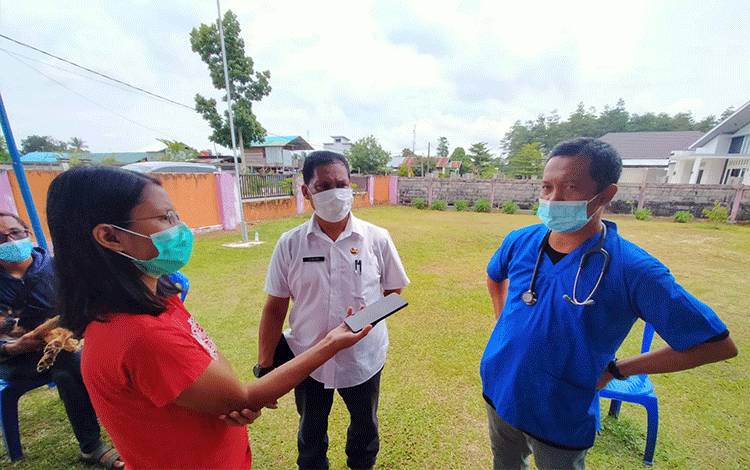 Kepala UPTD Puskeswan Kota Palangka Raya, Drh Eko Hari Yuwono (baju biru) saat diwawancarai awak media Borneonews
