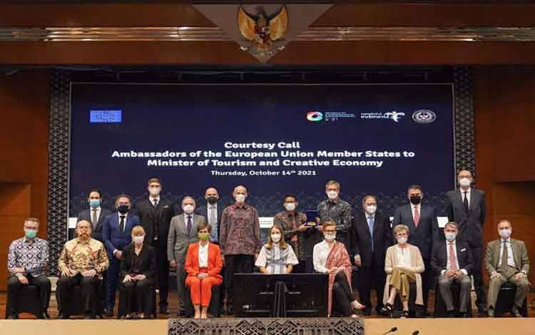 Menteri Pariwisata dan Ekonomi Kreatif Sandiaga Uno bersama dengan 19 Duta Besar anggota Uni Eropa, Jakarta, Kamis (14/10). ANTARA/HO-Kemenparekraf