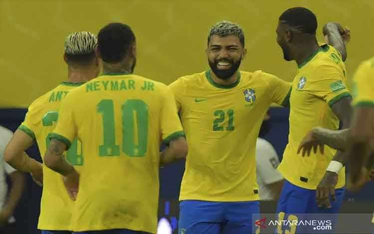 Penyerang Brazil Gabriel Barbosa (kedua kanan) melakukan selebrasi dengan rekan setimnya setelah cetak gol ke gawang Uruguay dalam pertandingan Kualifikasi Piala Dunia zona Amerika Selatan di Arena Amazonia, Manaus, Brazil pada 15 Oktober 2021. ANTARA/AFP/NELSON ALMEIDA