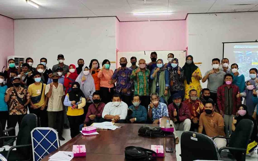 Kepala DKPP Seruyan Albidinnor foto bersama peserta kegiatan sosialisasi KUR.