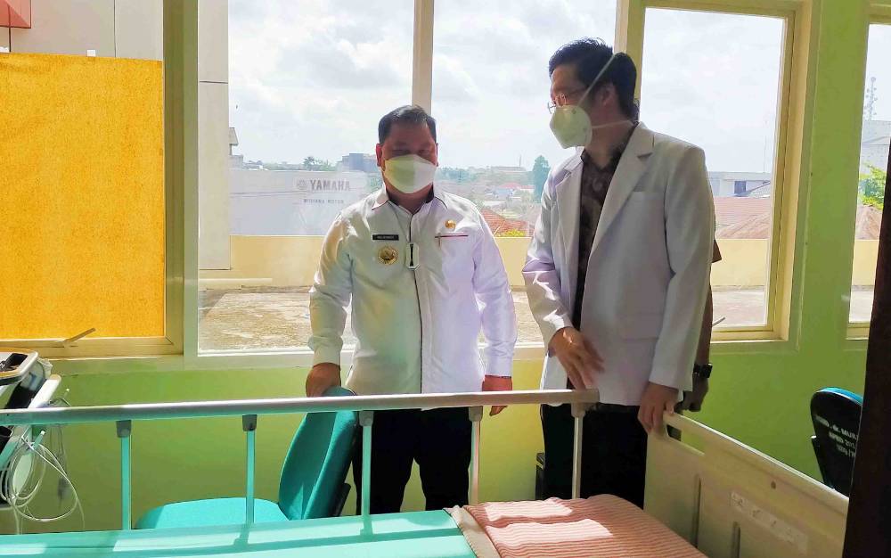 Bupati Kotim Halikinnor saat melihat ruang baru di Rumah Sakit Umum Daerah (RSUD) dr Murjani Sampit. 