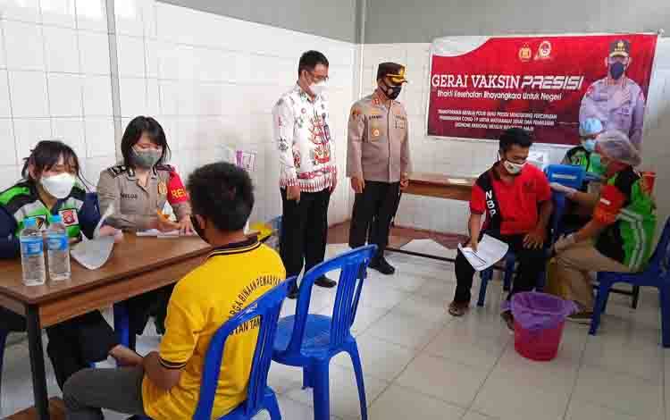 Kapolres Barito Timur, AKBP Afandi Eka Putra bersama Karutan Tamiang Layang saat memantau kegiatan vaksinasi.