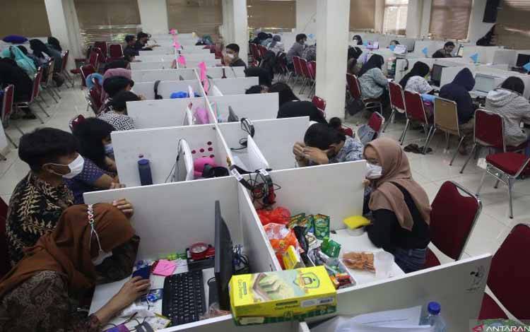 Suasana ruang kerja jasa Pinjol usai penggerebekan kantor jasa pinjaman online (Pinjol) oleh Dit Reskrimsus Polda Metro Jaya di Cipondoh, Tangerang, Banten, Kamis (14/10/2021). Dalam penggerebekan tersebut polisi mengamankan 56 orang karyawan yang bekerja di bagian penawaran hingga penagihan
