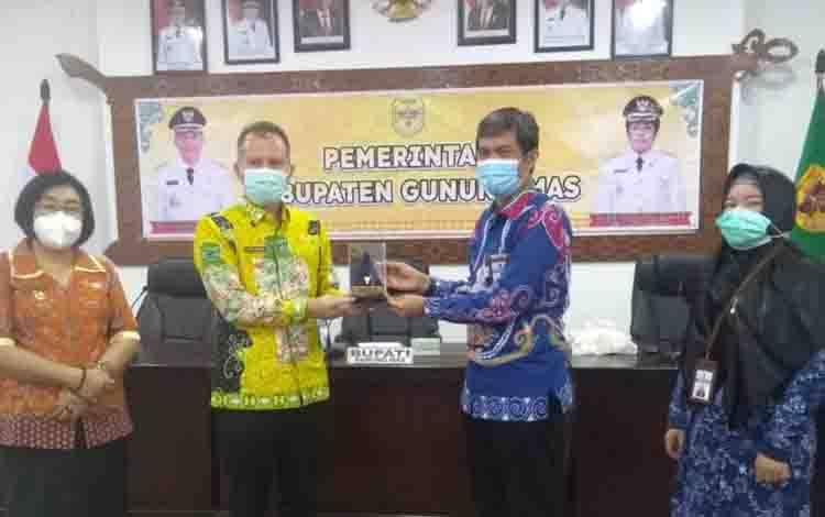Bupati Gumas, Jaya S Monong menerima penghargaan dari Kemenkeu yang diserahkan Kepala Kantor Wilayah Ditjen Perbendaharaan Provinsi Kalimantan Tengah, Hari Utomo, di ruang rapat lantai 1 kantor bupati, Jumat, 15 Oktober 2021.