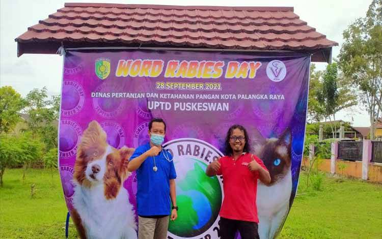 Kepala UPTD Puskeswan Kota Palangka Raya, drh Eko Hari Yuwono (baju biru) saat hari vaksin rabies sedunia