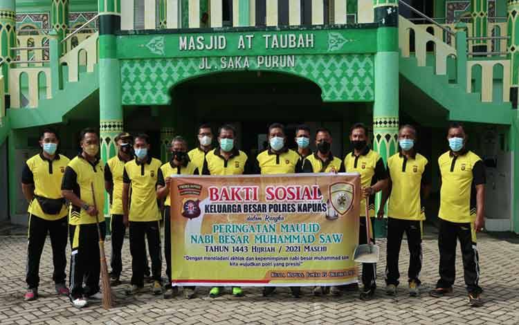 Personel Polres Kapuas seusai melaksanakan kegiatan bakti sosial di Masjid At Taubah.